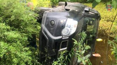 Автомобиль упал в пожарный пруд в Подмосковье