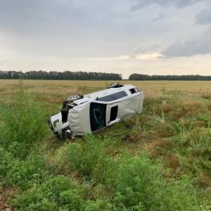 В кювете у запорожской трассы нашли брошенным «Кадиллак»: водителя разыскивают. Фото