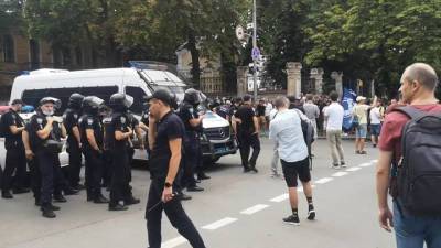 ЛГБТ-митинг возле офиса украинского президента превратился в потасовку