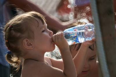 Жителям Махачкалы рекомендовали пить воду в бутылках из-за паводка