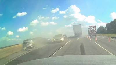 ЧП. Вырулила под грузовик: видео аварии под Новосибирском