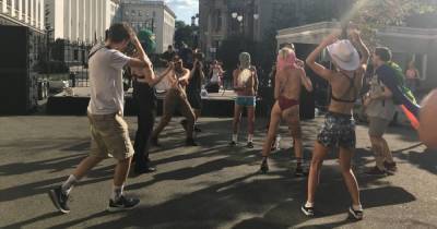 Под стенами Офиса президента в Киеве начался ЛГБТ-рейв (фото, видео)