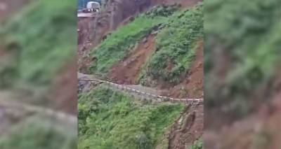 Часть горной дороги в Индии обрушилась из-за оползня – видео