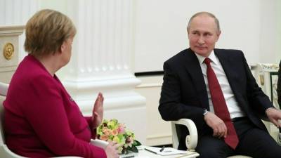 Историк рассказал, что переговоры Путина и Меркель носили «характер дуэлей»