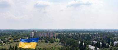 В Авдеевке в день освобождения от НВФ в небо запустили огромный флаг Украины (фото)