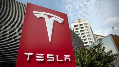 Электромобили Tesla "заговорили" по-русски