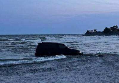 Пассажир «утонувшего» в Луговом внедорожника показал, как авто доставали из моря