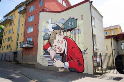 Петербургская художница нарисовала картину на доме к юбилею города в Швеции