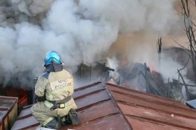 В Верхнетуломском от огня пожарные спасали пять гаражей