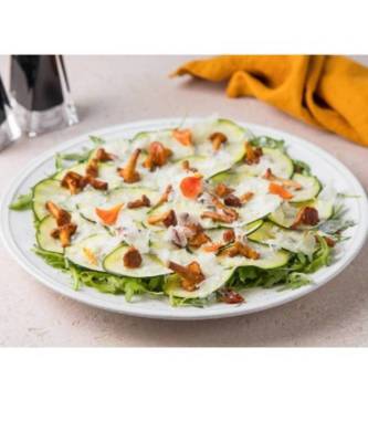 Летний рецепт: салат с хрустящими цукини, лисичками и сыром пекорино
