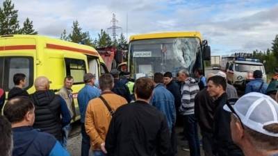 Водителя автобуса убило куском железной арматуры на Ямале