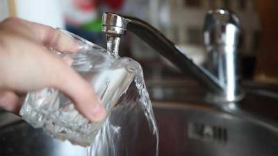 В Киевводоканале уверяют, что желтая вода из крана пригодна для питья