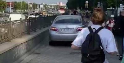 Постоянно ездят по пешеходной зоне: киевских чиновников поймали на наглом нарушении ПДД