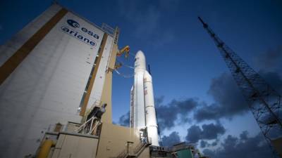 Ракета Arianе 5 с двумя телекоммуникационными спутниками стартовала с космодрома в Куру