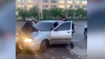 Водитель Lada в Воркуте протащил полицейского на капоте автомобиля