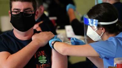 Власти США изучают варианты введения принудительной вакцинации
