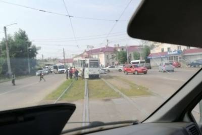 В Улан-Удэ старый трамвай сошел с рельсов