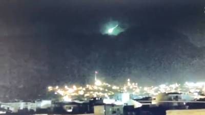 В Турции очевидцы сняли в небе крупный метеор