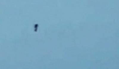 К заходившему на посадку «Боингу» приблизился НЛО похожий на человека