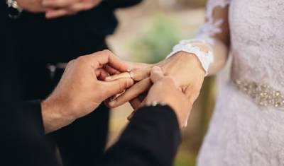 Регистрировать браки в России теперь можно дома и в больницах