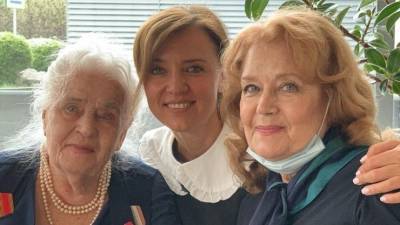 99-летняя мать Ирины Алферовой показала мастер-класс по макияжу: «Учитесь!»