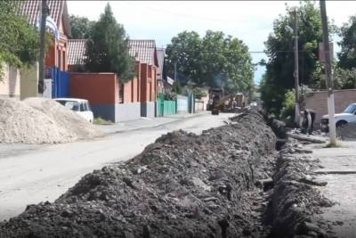 По просьбам жителей на улице Назрани меняют ветхий водопровод