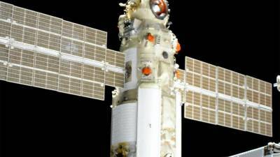 Российские космонавты осваиваются в новом лабораторном модуле «Наука», который пристыковался к МКС в четверг