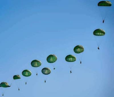Разведчики из состава ЧФ РФ в преддверии Дня ВДВ отработали навыки прыжков с парашютами разных систем
