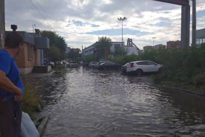 Из-за ливня в Рязани затопило дорогу на улице Грибоедова
