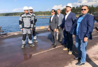 Глава Калмыкии Бату Хасиков посетил морской порт Усть-Луга