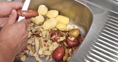 Почему не нужно выкидывать картофельные очистки и как они могут пригодиться в хозяйстве