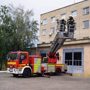 В Мелитополе спасателям передали ключи от пожарного автомобиля. Фото