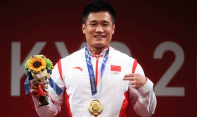 Китаец Люй Сяоцзюнь выиграл золото Олимпиады в тяжелой атлетике в категории до 81 кг
