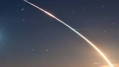 Жители Турции засняли "огненный" метеор в ночном небе в районе Измира