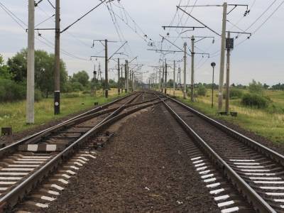 «Хотел проскочить на красный»: в Калужской области в поезд с пассажирами врезался цементовоз (фото)