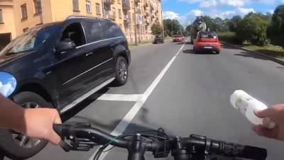 Велосипедист в Петербурге наказал водителя Mercedes за брошенную бутылку
