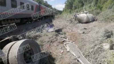 Два человека пострадали в результате столкновения поезда с грузовиком под Калугой