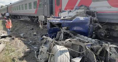 В Калужской области пассажирский поезд из Адлера протаранил цементовоз (фото)