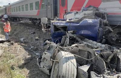 В России поезд столкнулся с грузовиком, погиб водитель