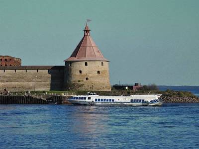 Вблизи крепости Орешек перевернулось судно с тремя пассажирами, один человек погиб