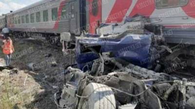Пассажирский поезд сошел с рельсов при столкновении с цементовозом под Калугой
