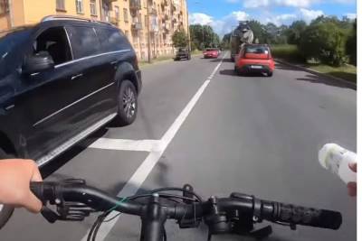 Велосипедист вернул водителю иномарки бутылку, выброшенную на обочину в Петербурге