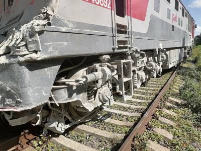В Калужской области пассажирский поезд Ейск-Москва столкнулся с цементовозом