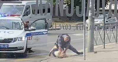 «Повалил на асфальт и ударил кулаком»: очевидцы сообщили о жёстком задержании женщины в Калининграде (видео)