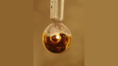 На Земле впервые создана металлическая вода. Она оказалась золотой