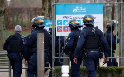 Неизвестный напал с ножом на полицейского в пригороде Парижа