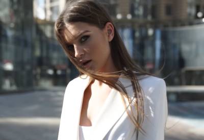Само совершенство: Мисс Украина Леонила Гузь сверкнула аппетитными "дыньками" в бездонном декольте