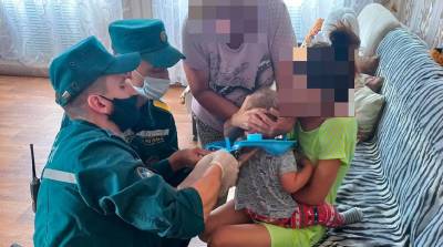 В Гомельском районе спасатели освободили ребенка, надевшего на голову пластиковое сиденье унитаза