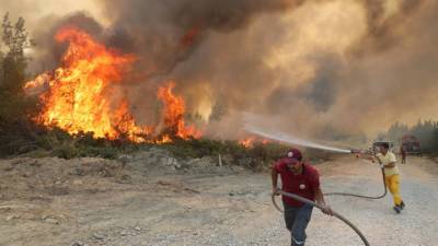 От турецких пожаров пострадали более 400 человек