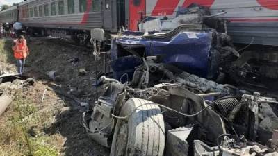 Под Калугой бетоновоз столкнулся с поездом "Ейск-Москва": есть жертвы